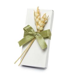 Llavero ángel en estuche adornado con lazo verde y espiga