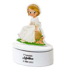 Joyerito imantado niña Comunión sentada 6,5x9,5x4cm.