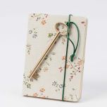 Libreta textil flores con rotulador llave dorada 18,4x13cm.
