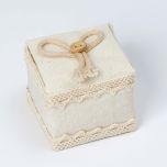 Cajita marfil con cintas para anillos 5x4x5cm.