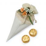 Cono-bolsa marfil decorado flores con 2 bombones