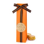 Caja naranja decorada cinta marrón y etiqueta 2 bombones