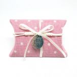 Cajita rosa con pulsera medallita de ángel y 5 peladillas
