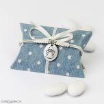 Cajita azul con pulsera medallita de ángel y 5 peladillas
