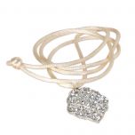 Colgante Modernista de strass con cinta de raso
