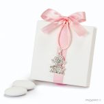Caja blanca lazo rosa colgante strass niña 5peladillas choc.