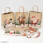 Bolsas navideñas de papel con tarjetas a juego