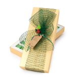 Caja dorada 21 bombones lazo verde y pinza acebo*