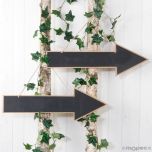 Pizarra flecha para colgar (60x20x1cm) tiza incluida