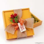 Caja madera amarilla Sant Jordi con rosa y 30 crokichoc
